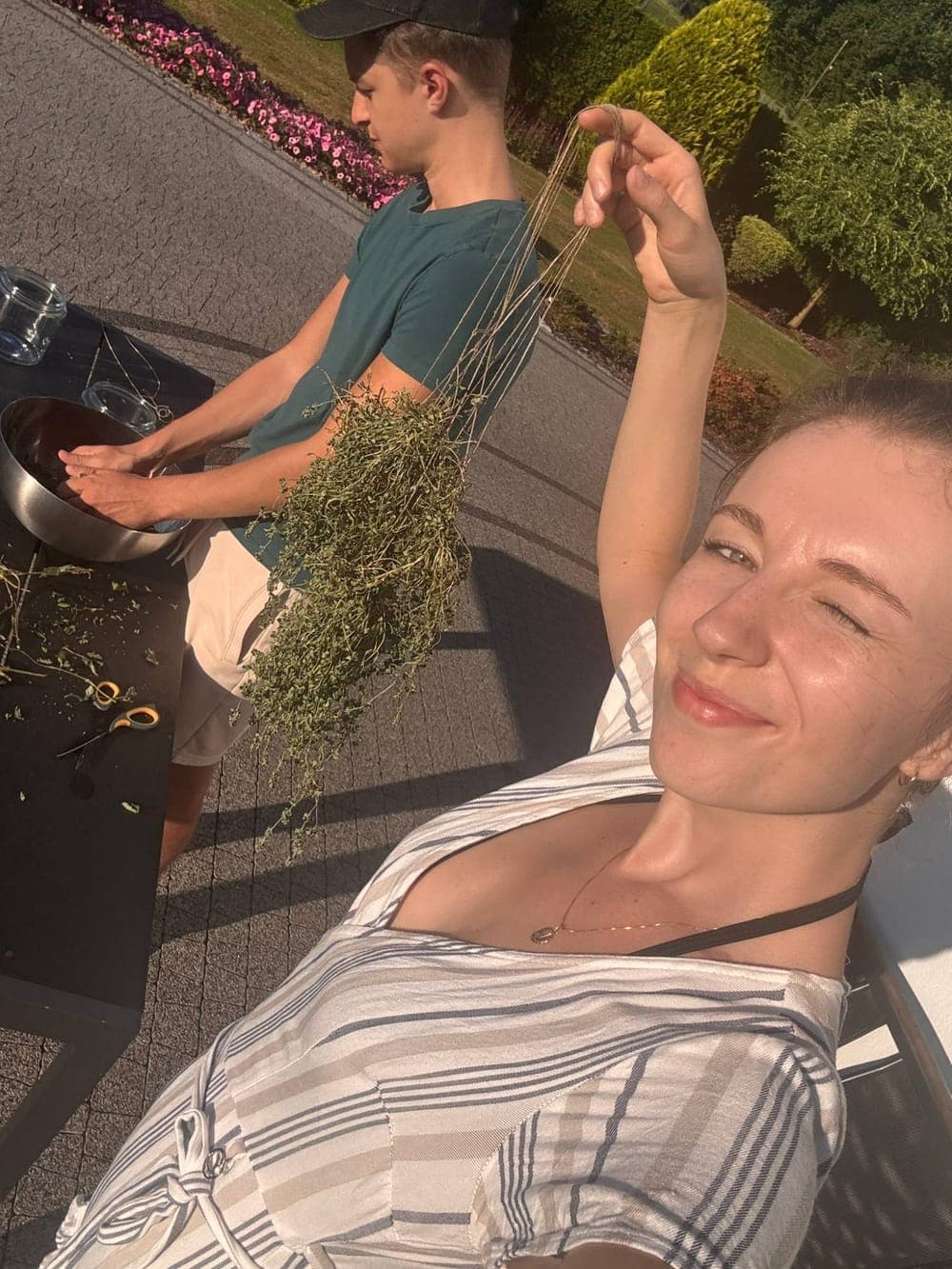 Natalia i Sławek wiążą tymianek w pęczki do suszenia